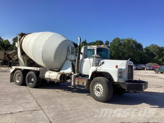 Mack DM690S Anders