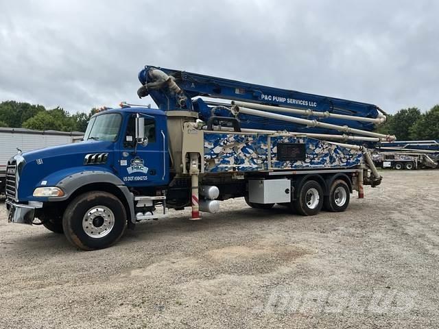 Mack GR64B Betonpomptrucks