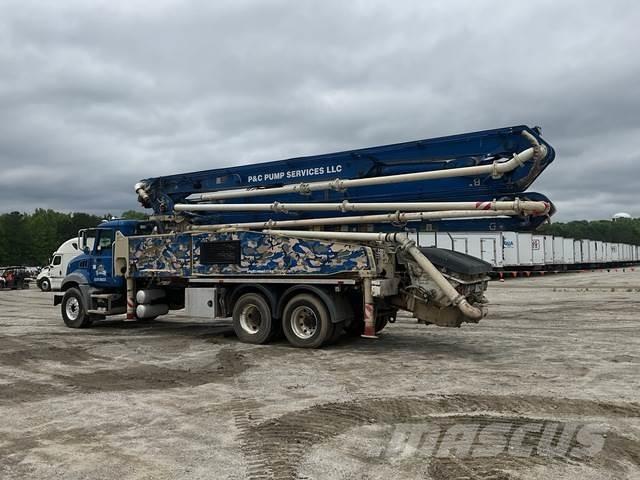Mack GR64B Betonpomptrucks
