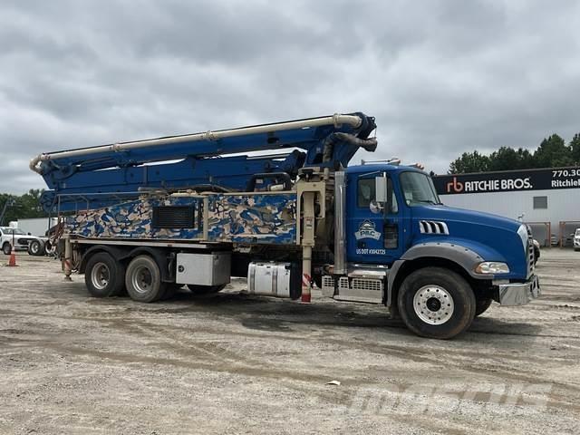 Mack GR64B Betonpomptrucks