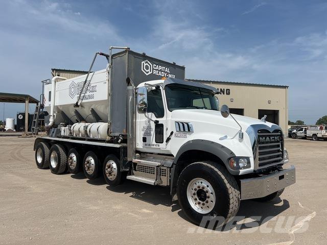 Mack GR64F Betonmixers en pompen