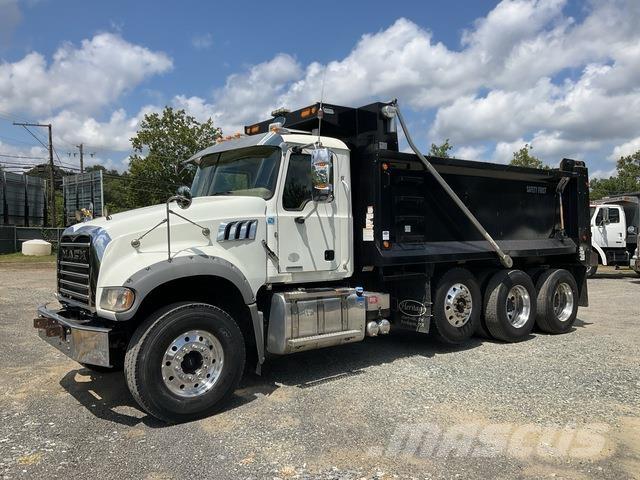 Mack GR64F Kipper
