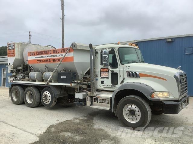 Mack Granite Betonmixers en pompen