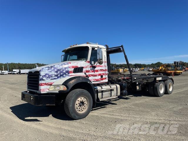 Mack GU533 Vrachtwagen met containersysteem
