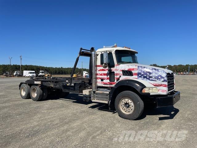 Mack GU533 Vrachtwagen met containersysteem