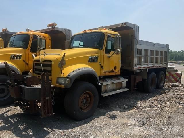 Mack GU713 Sneeuwschuivers en -ploegen