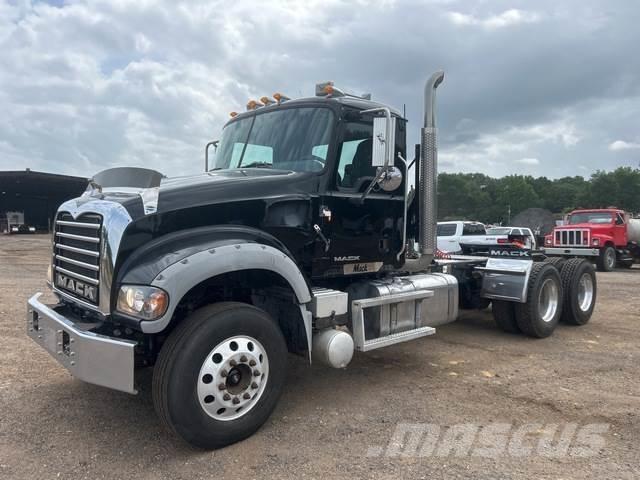 Mack GU713 Trekkers