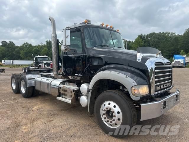 Mack GU713 Trekkers