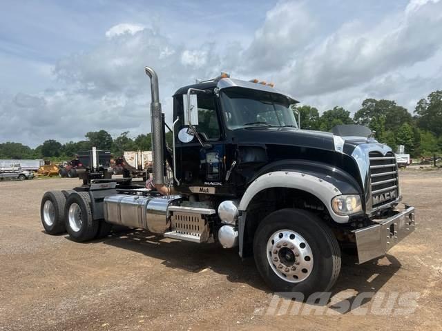 Mack GU713 Trekkers