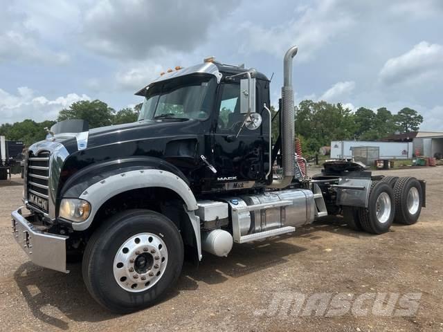 Mack GU713 Trekkers