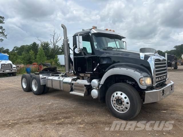 Mack GU713 Trekkers