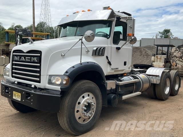 Mack GU713 Trekkers