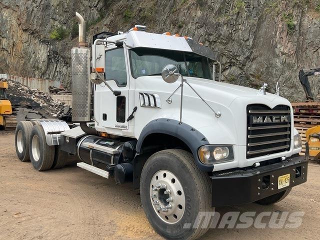 Mack GU713 Trekkers