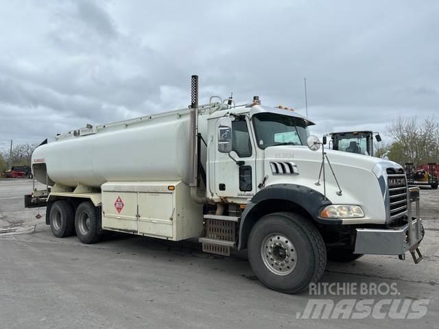 Mack GU813 Tankwagen