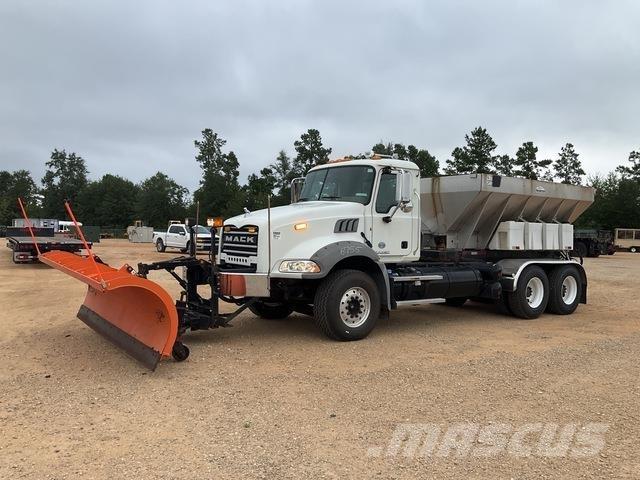 Mack GU813 Zand- en zoutstrooimachines