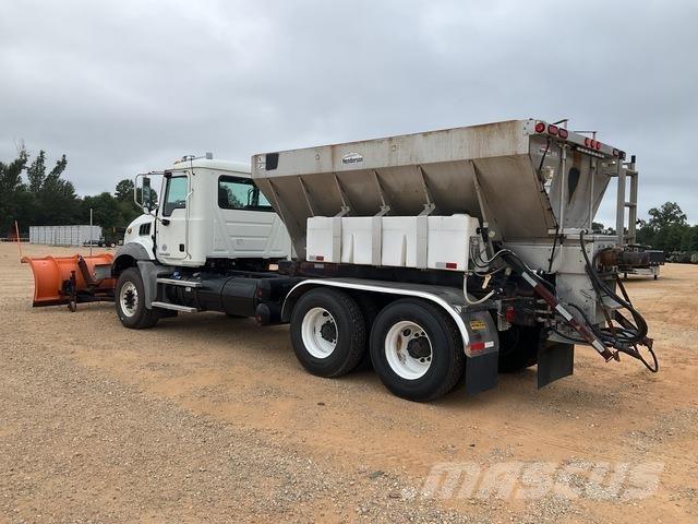 Mack GU813 Zand- en zoutstrooimachines