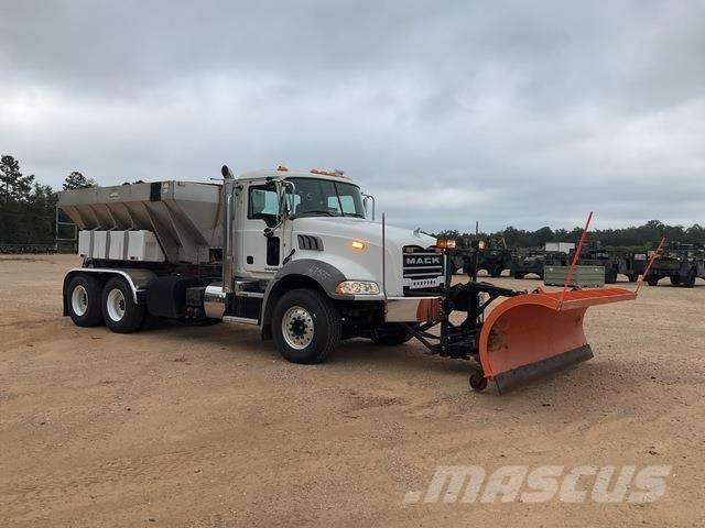 Mack GU813 Zand- en zoutstrooimachines