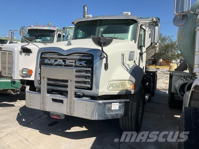 Mack GU813 Betonmixers en pompen