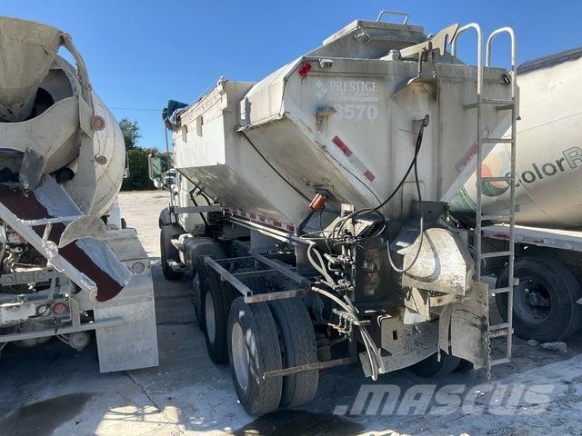 Mack GU813 Betonmixers en pompen