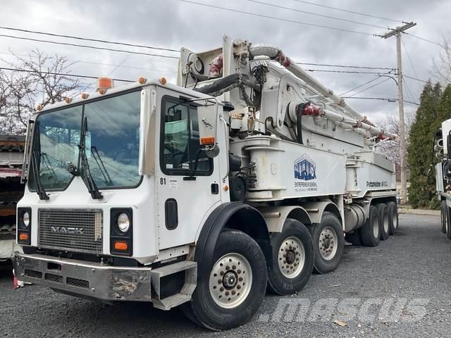 Mack MR688S Betonpomptrucks