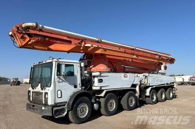 Mack MR688S Betonpomptrucks