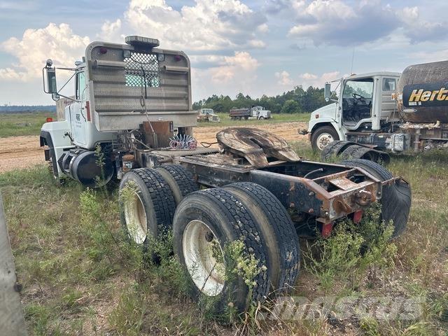 Mack RD688S Trekkers