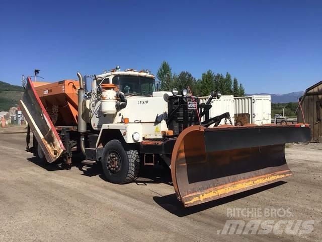 Mack RM6 Sneeuwschuivers en -ploegen