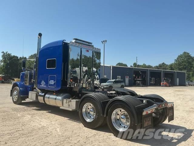 Peterbilt 389 Trekkers