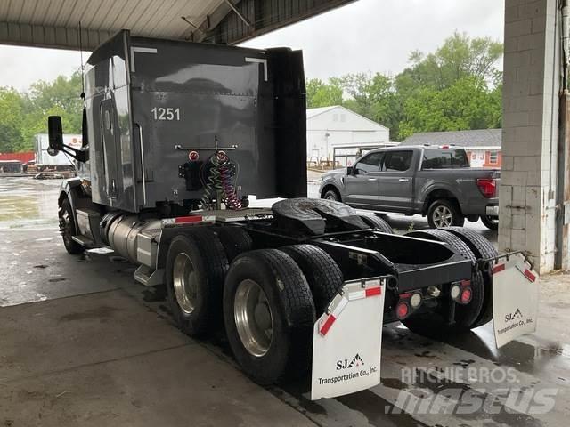 Peterbilt 579 Trekkers