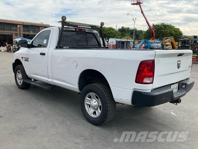 RAM 2500 Bestelwagens met open laadbak