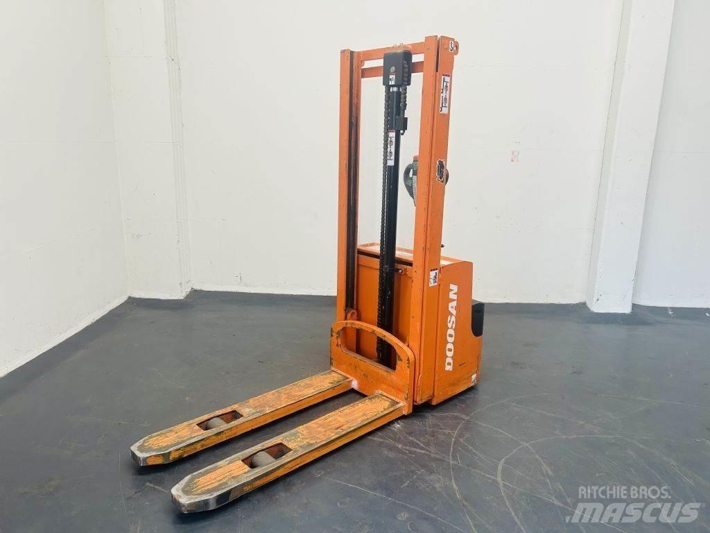 Doosan LEDS12.5C Meeloop stapelaar