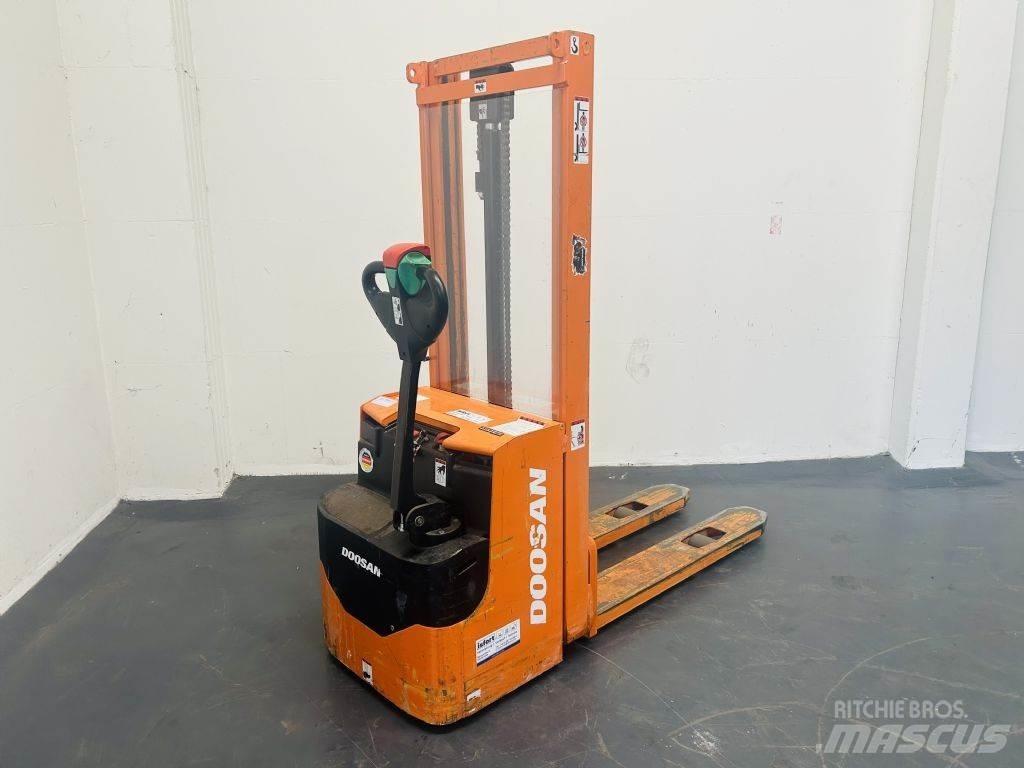 Doosan LEDS12.5C Meeloop stapelaar