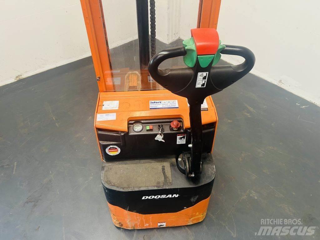 Doosan LEDS12.5C Meeloop stapelaar