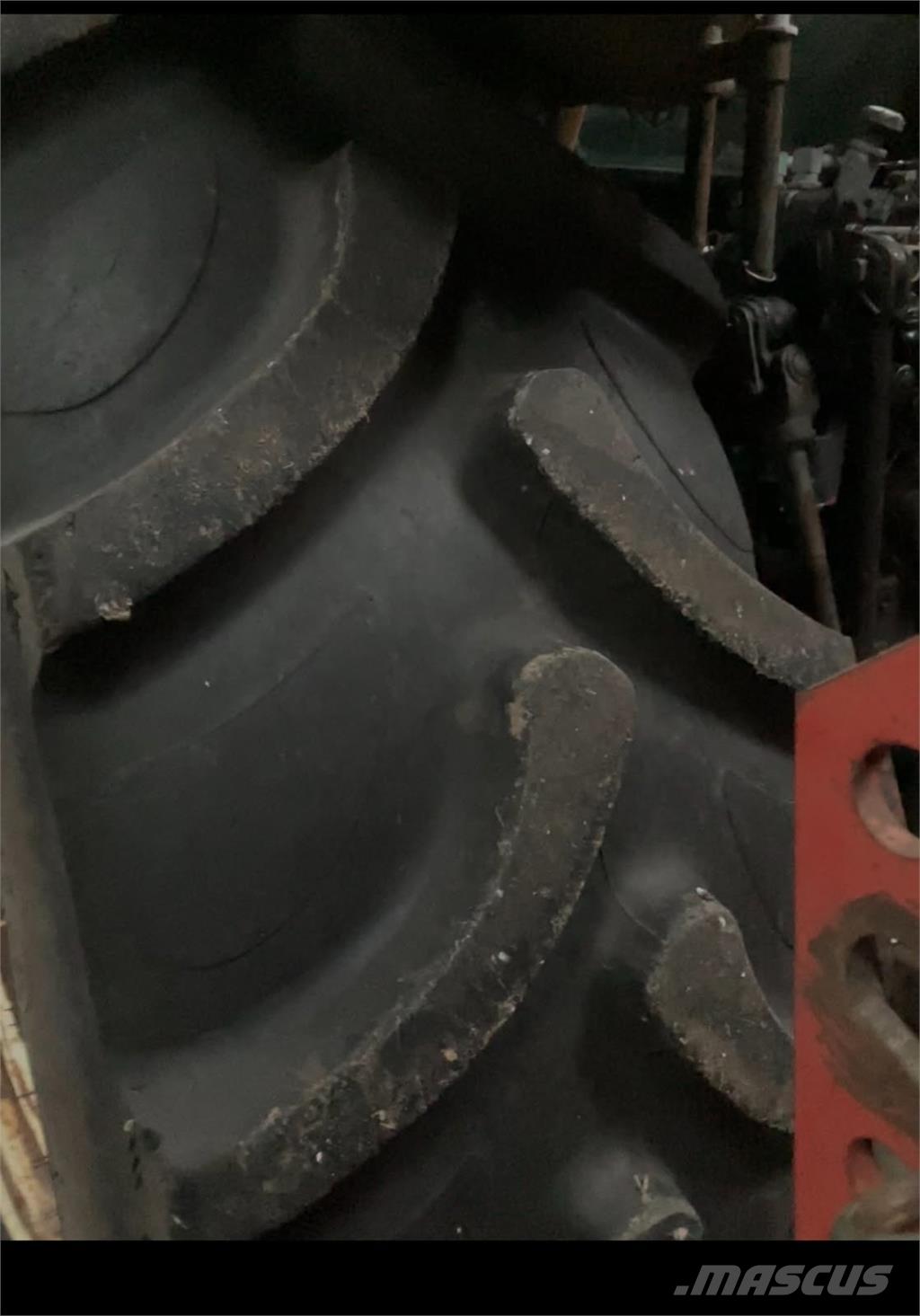 BKT 520/70R38 Banden, wielen en velgen