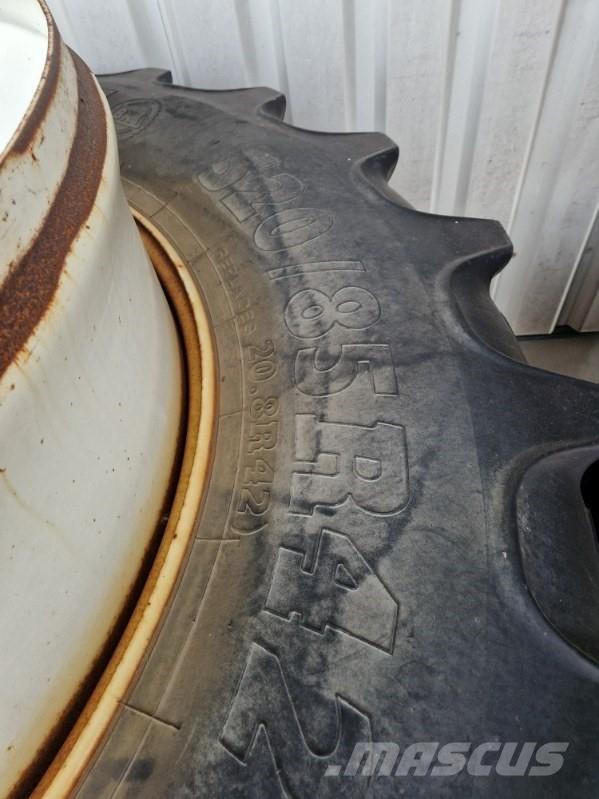 BKT 520/85R42 Banden, wielen en velgen