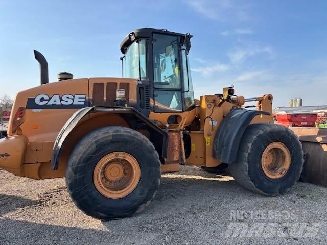 CASE 821E Wielladers