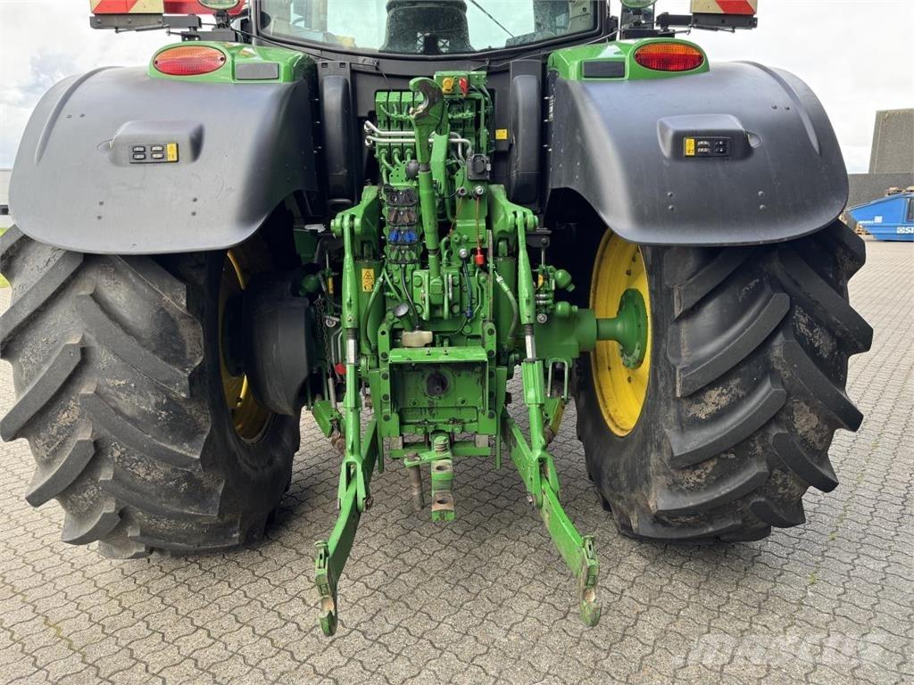 John Deere 6215R Tractoren