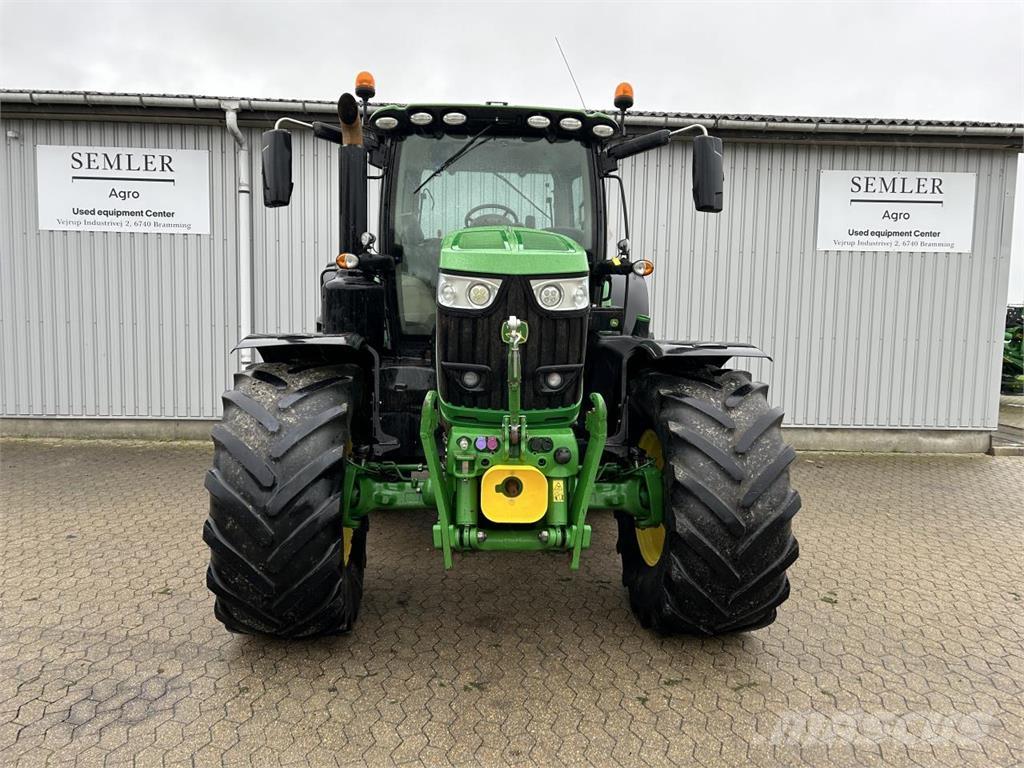 John Deere 6215R Tractoren