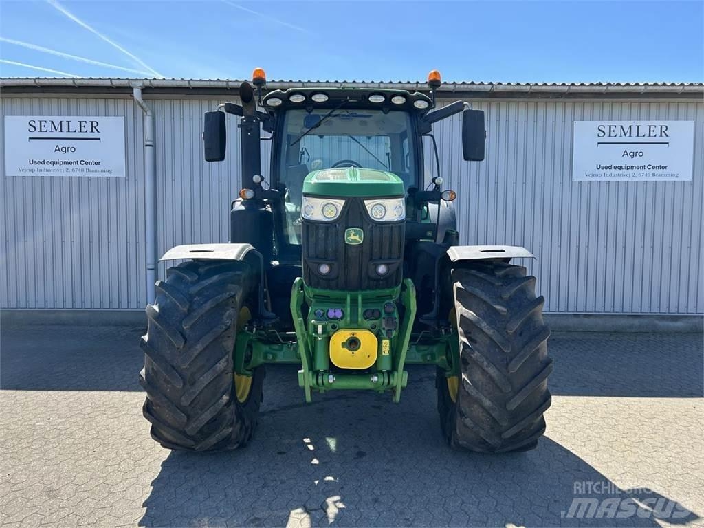 John Deere 6215R Tractoren