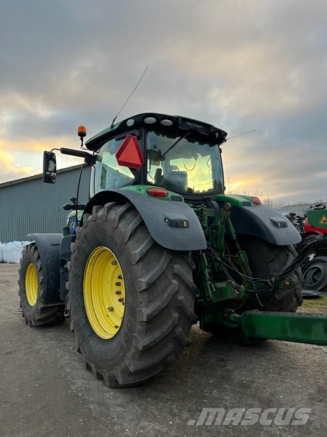 John Deere 6215R Tractoren
