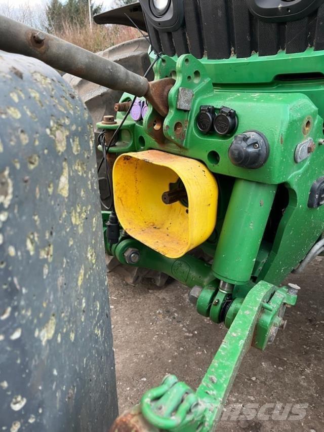 John Deere 6215R Tractoren