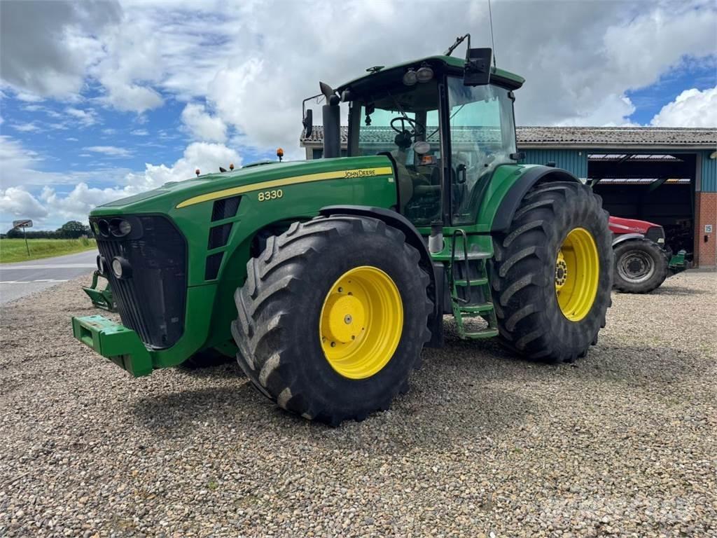 John Deere 8330 Tractoren