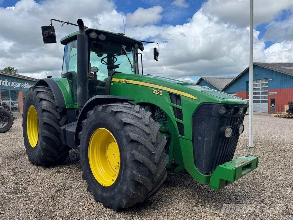 John Deere 8330 Tractoren