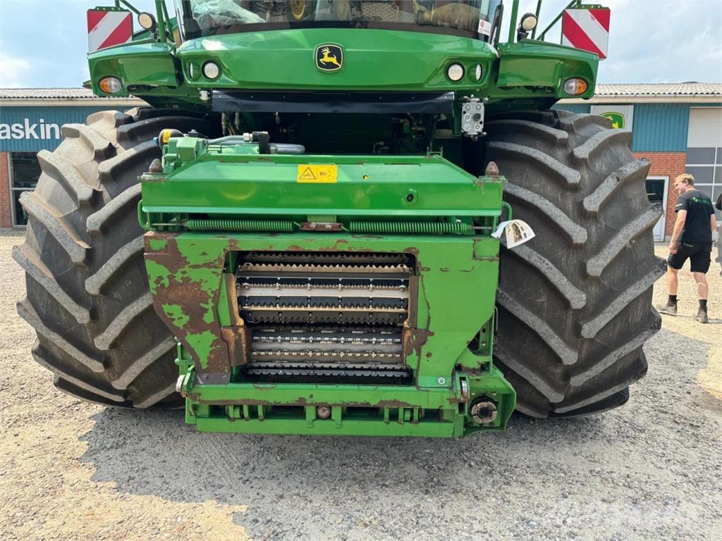 John Deere 8700 Getrokken veldhakselaar