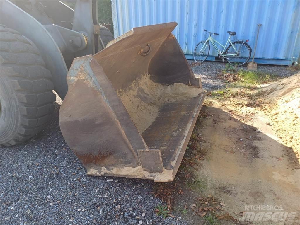 Komatsu WA270 Wielladers