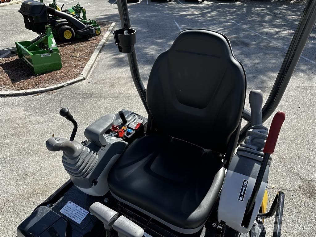 John Deere 17 P Minigraafmachines < 7t