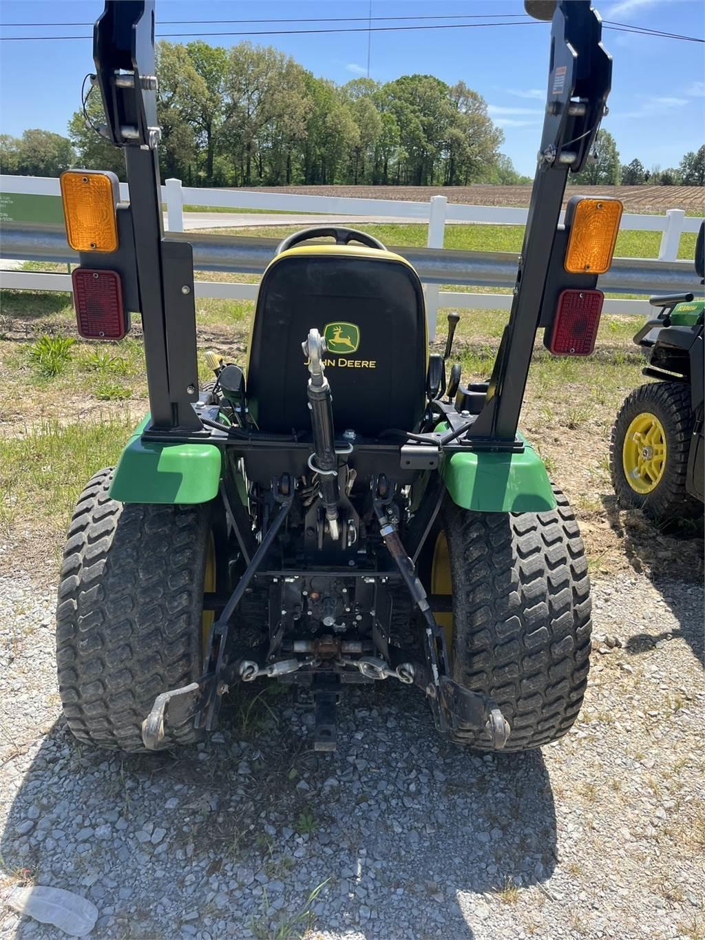 John Deere 2025R Compacttrekkers
