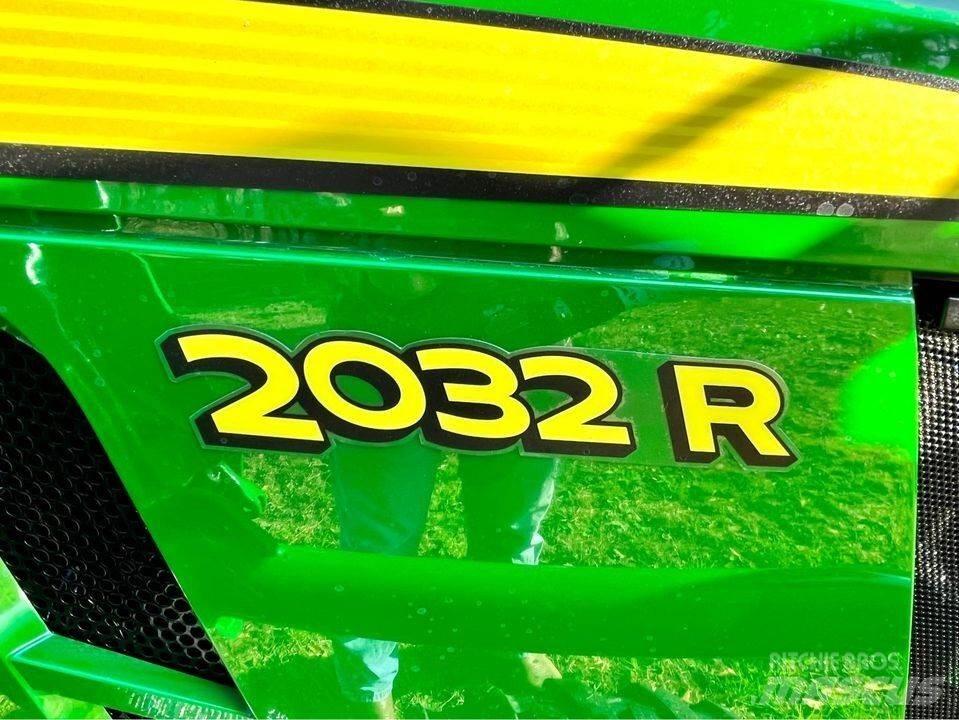 John Deere 2032R Compacttrekkers
