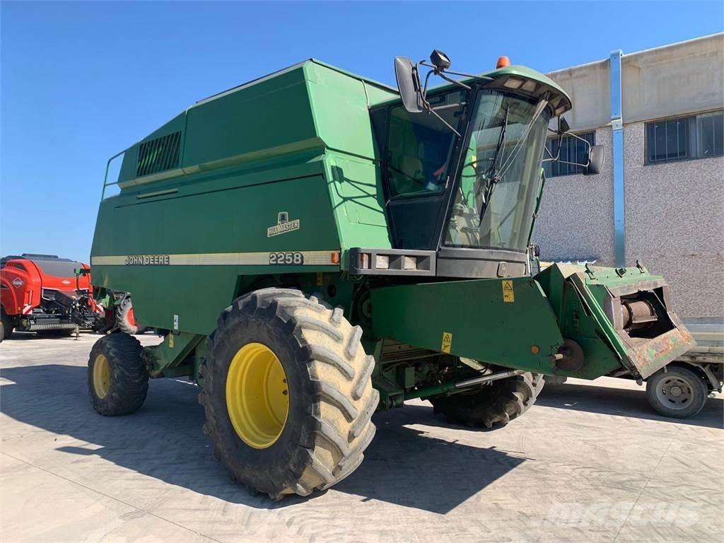 John Deere 2258 Maaidorsmachines