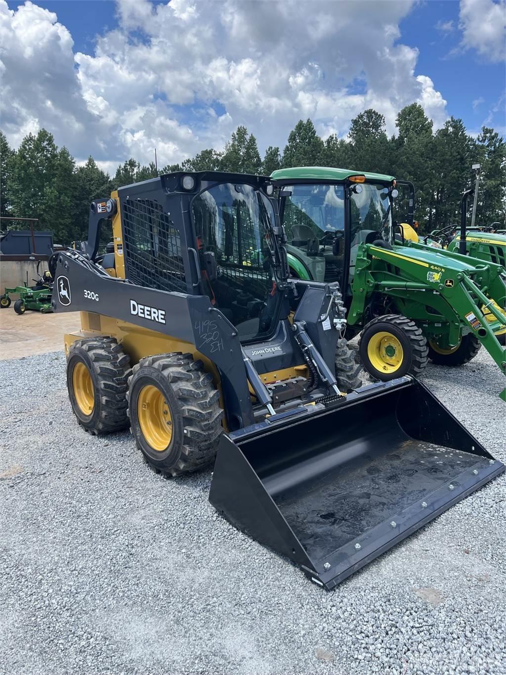 John Deere 320G Schrankladers